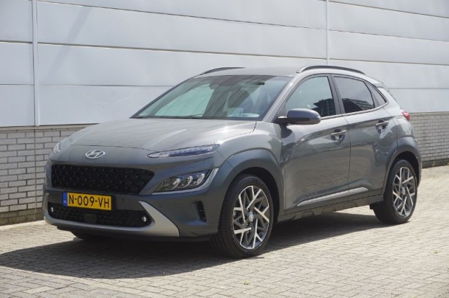 Private Lease nu als outlet aanbieding extra voordelig deze Hyundai KONA 1.6gdi hev premium 104kW dct aut (N-009-VH) van IKRIJ.nl vanaf €569 per maand