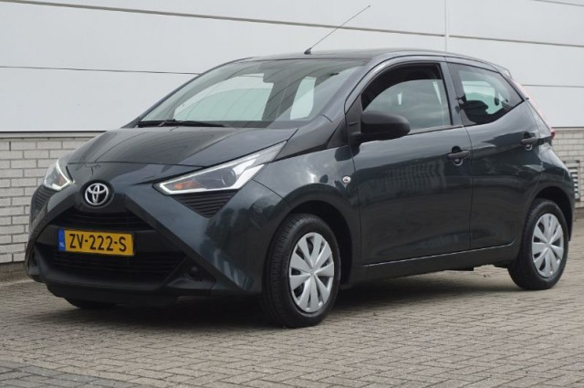 Private Lease nu als outlet aanbieding extra voordelig deze Toyota Aygo 1.0vvti x-fun 53kW AIRCO (ZV-222-S) van IKRIJ.nl vanaf €194 per maand